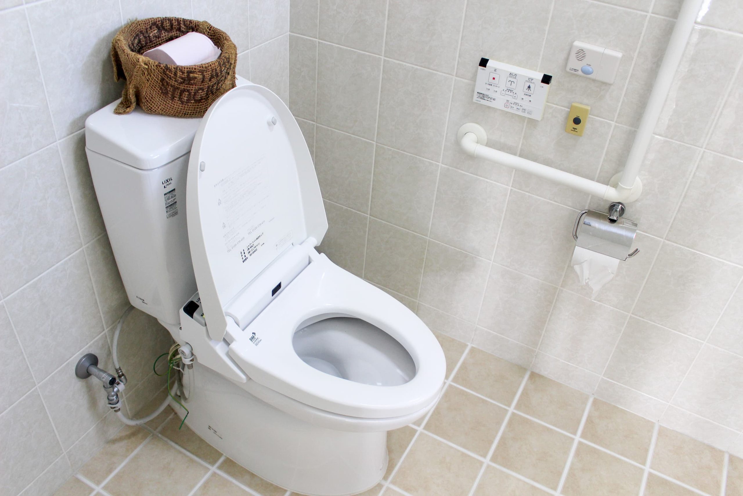 男性トイレ。車椅子利用者を考慮し空間に余裕を持たせています。手摺り付き