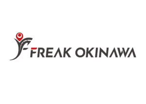 FREAK OKINAWA 白地に黒文字のロゴ、横にロゴマーク、ロゴタイプが並ぶもの
